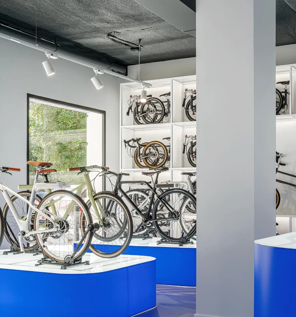 Branding
& interior of
e-mobility store
in Valencia