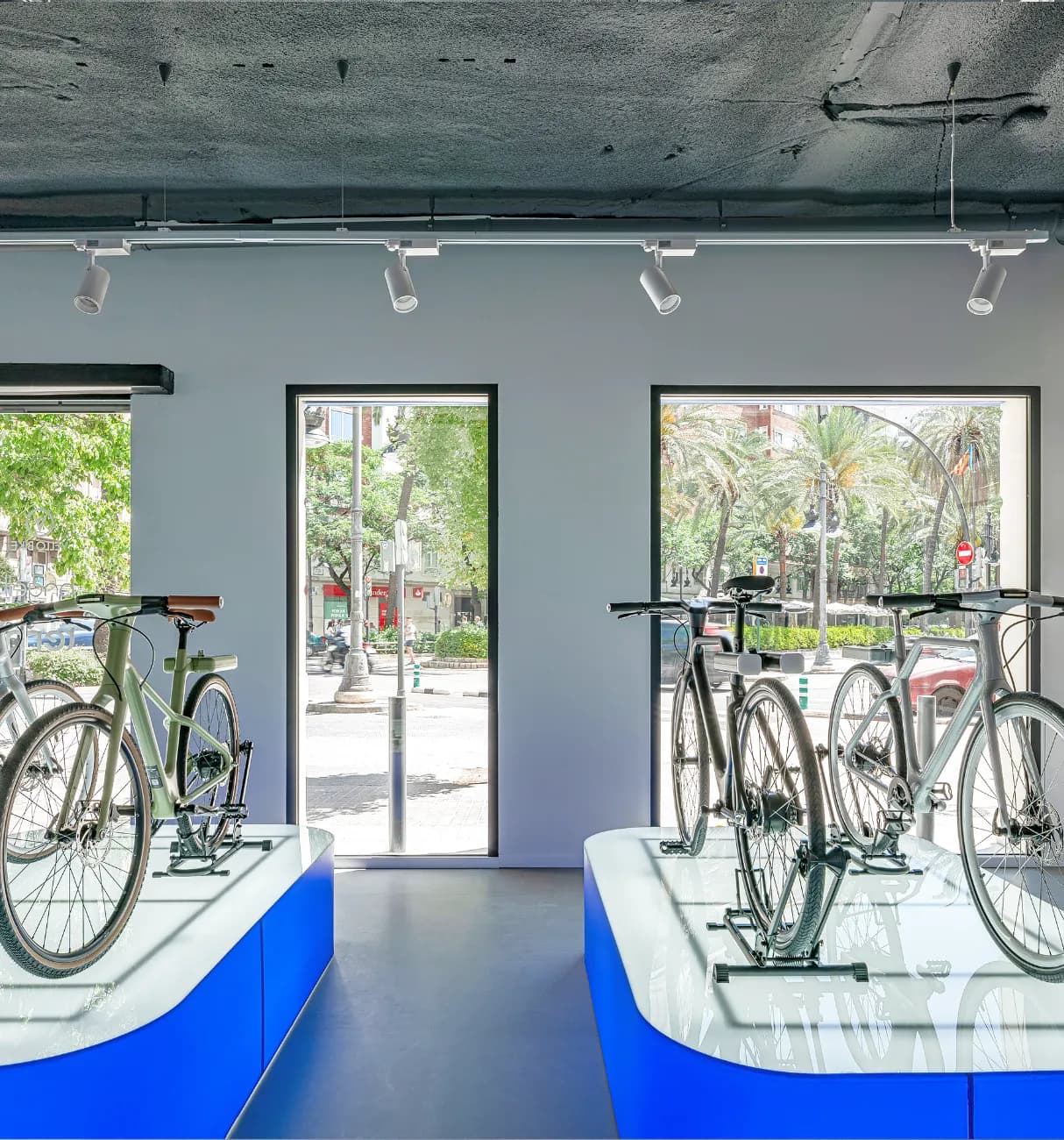 Branding
& interior of
e-mobility store
in Valencia