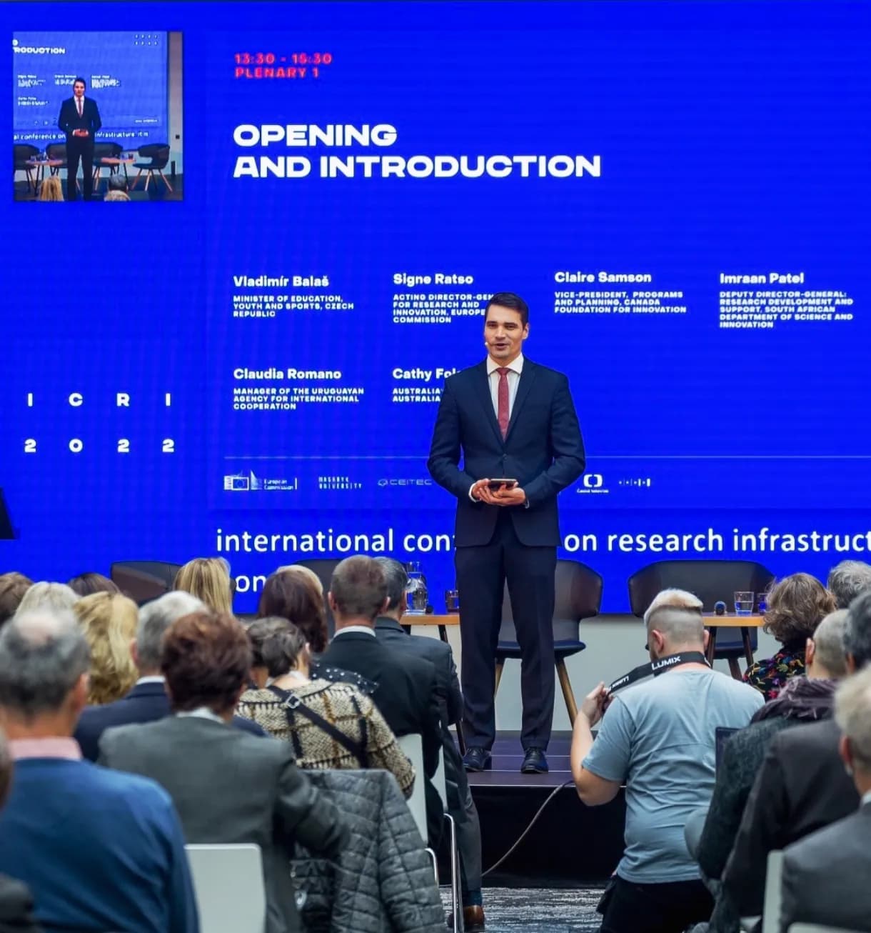 Branding
for a major
worldwide R&D
conference