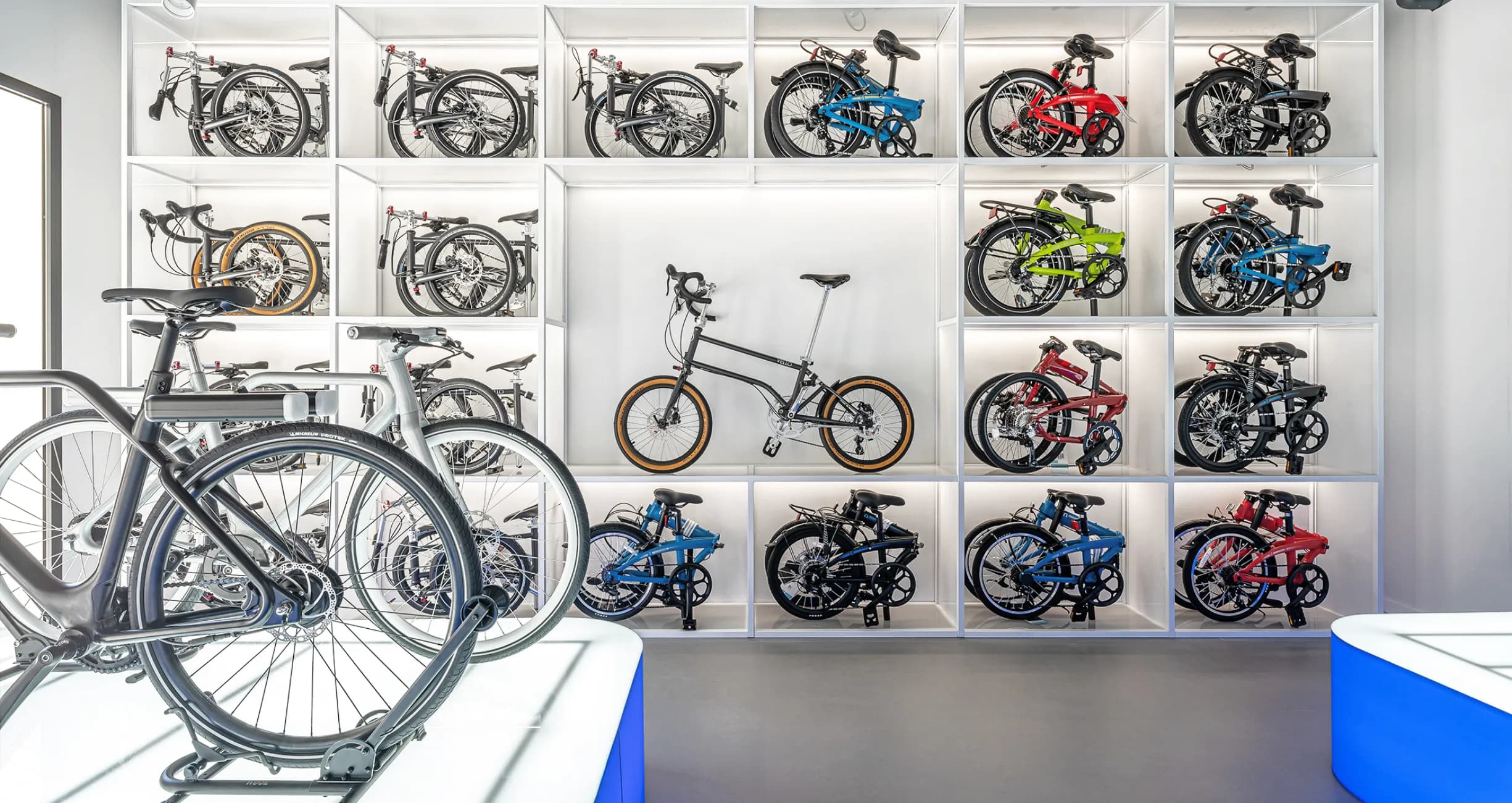 Branding
& interior of
e-mobility store
in Valencia